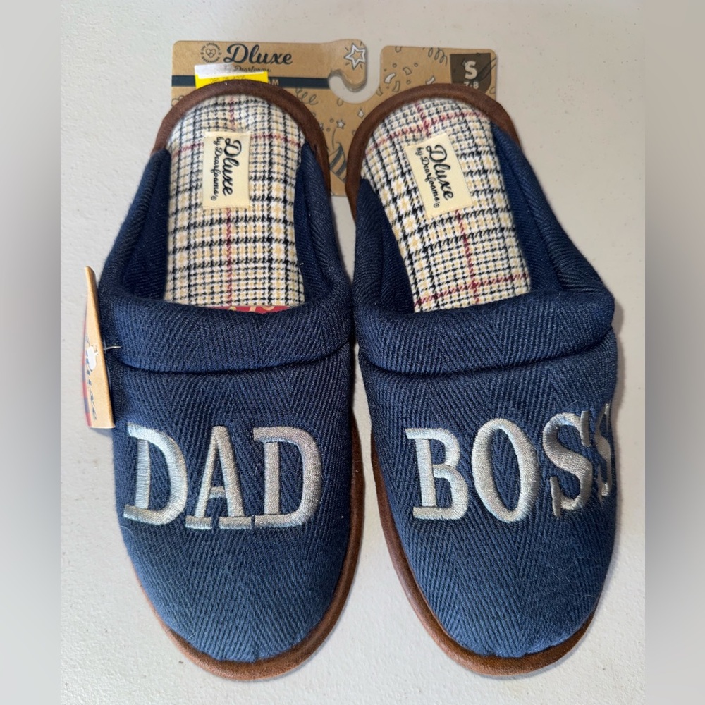 NWT Men's "DAD BOSS" Dearfoams slippers, size Small 7-8